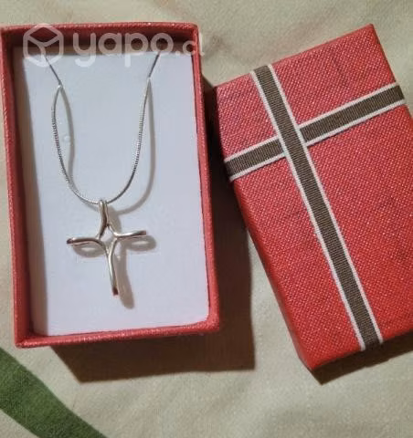 Cadena de plata, con colgante de Cruz