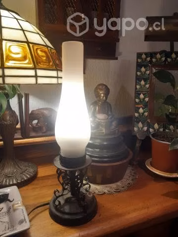Lámpara de fierro con tulipa de vidrio pavonado