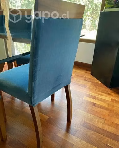 Sillas de madera y tapiz elegantes