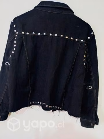 Chaqueta con tachas