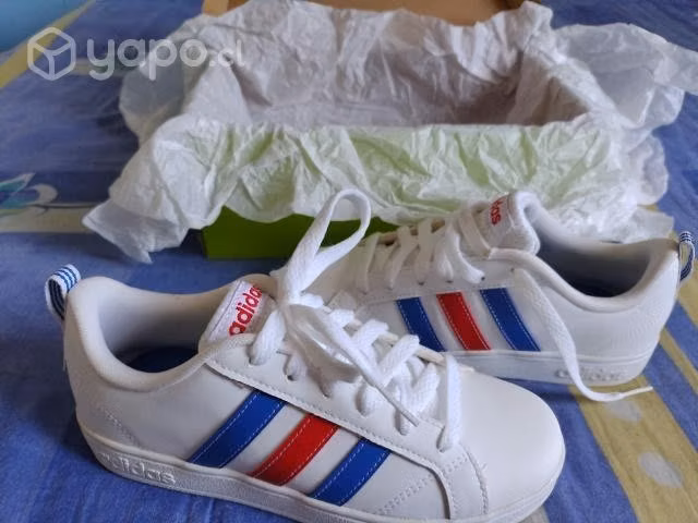 Zapatillas Adidas para niño nuevas sin uso