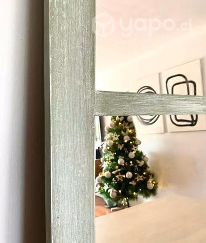 Espejo decorativo de ventanas reutilizadas