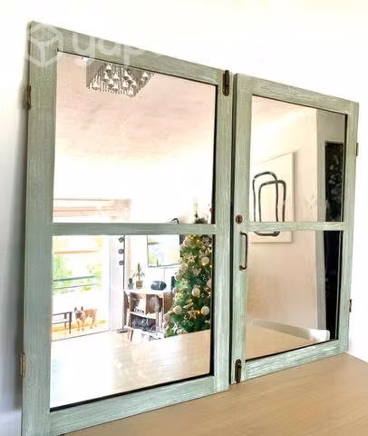Espejo decorativo de ventanas reutilizadas