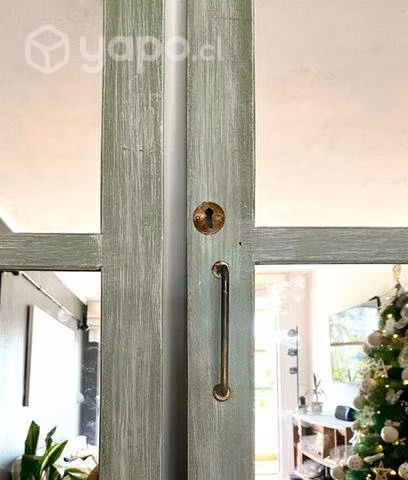 Espejo decorativo de ventanas reutilizadas