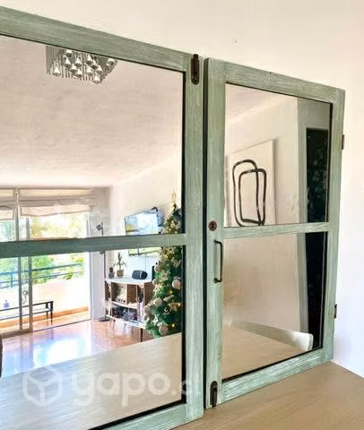 Espejo decorativo de ventanas reutilizadas