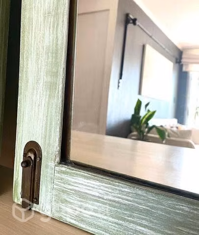 Espejo decorativo de ventanas reutilizadas