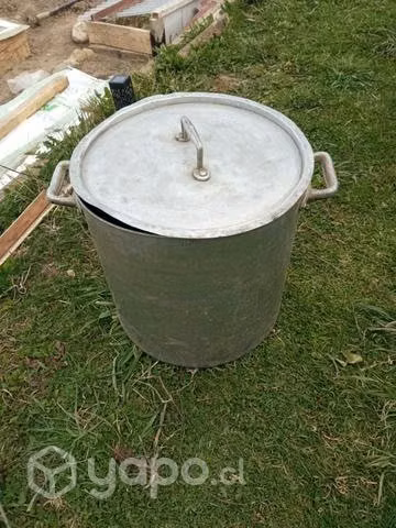 Olla con detalle en la tapa