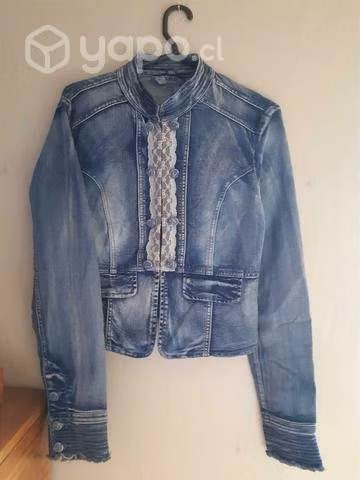 Chaleco blanco y chaqueta mezclilla
