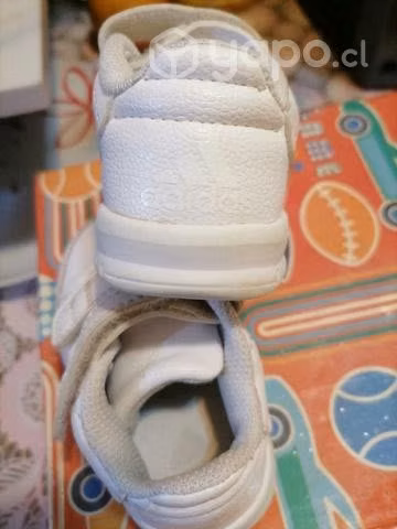 Zapatillas marca Adidas numero 19