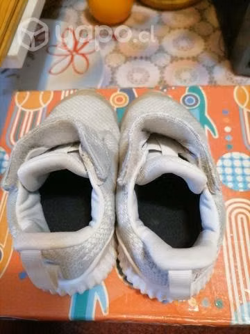 Zaparillas marca Adidas numero 23