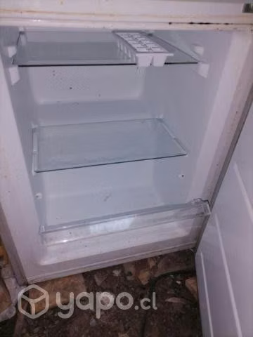 Refrigerador marca Midea. Casi nuevo