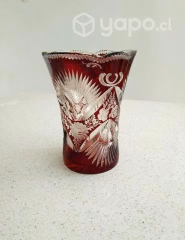 Florero de vidrio teñido y tallado (antiguo)