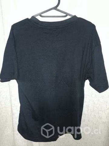 Polera negra con brillante