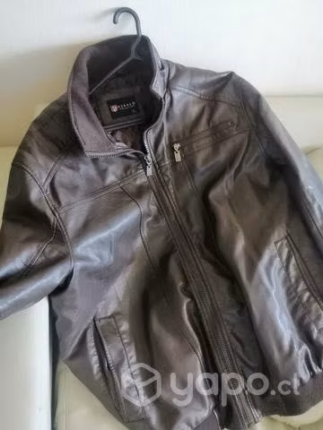 Chaqueta eco cuero semi nueva colo cafe