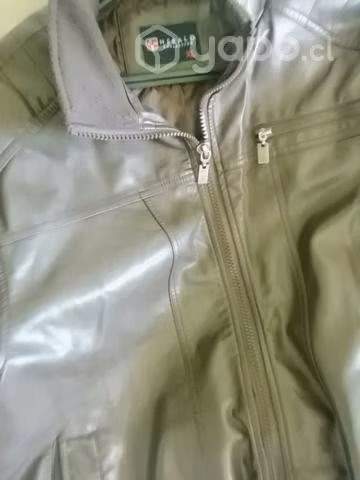 Chaqueta eco cuero semi nueva colo cafe