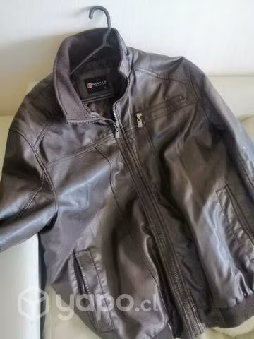 Chaqueta eco cuero semi nueva colo cafe