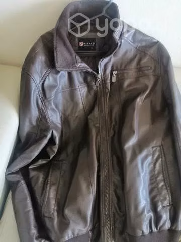 Chaqueta eco cuero semi nueva colo cafe