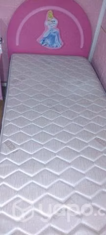 Cama de una plaza de princesa más velador