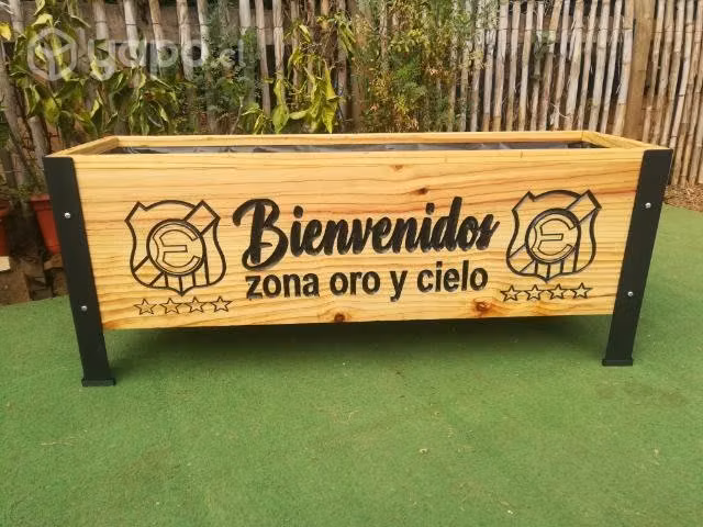 Jardinera de madera y metal