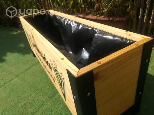 Jardinera de madera y metal