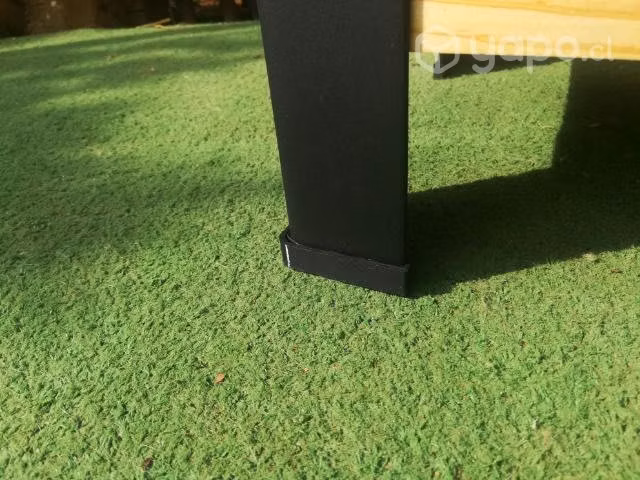 Jardinera de madera y metal