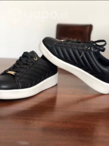 Se venden zapatillas marca Mossimo