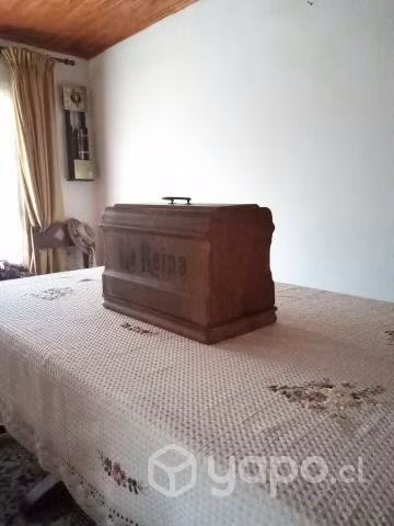Maquina de coser antigua en estuche de madera