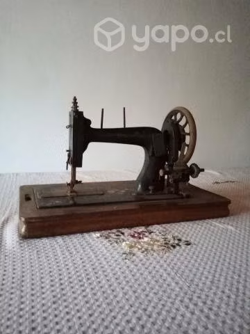 Maquina de coser antigua en estuche de madera