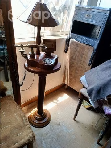 Mesa con lámpara y teléfono incorporado