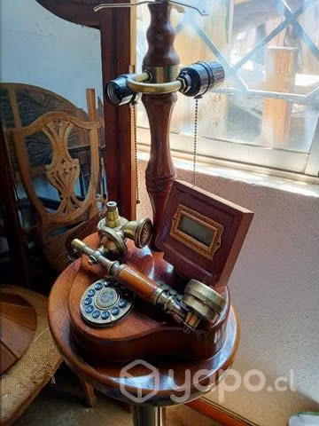 Mesa con lámpara y teléfono incorporado