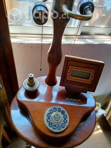 Mesa con lámpara y teléfono incorporado