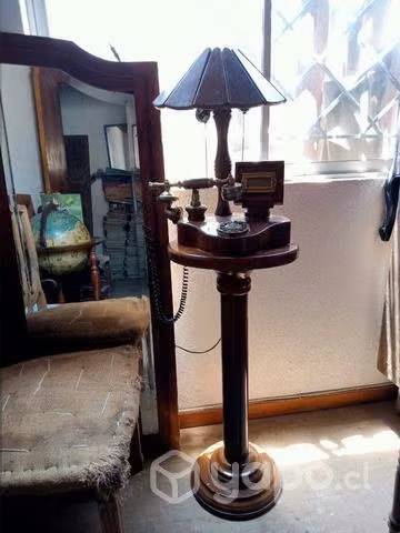 Mesa con lámpara y teléfono incorporado
