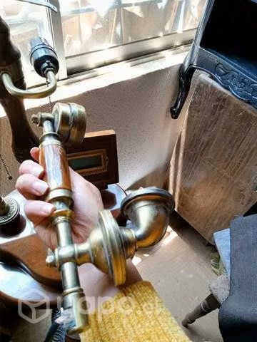 Mesa con lámpara y teléfono incorporado