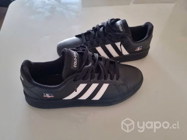 Zapatos adidas Colo Colo. Color negro.
