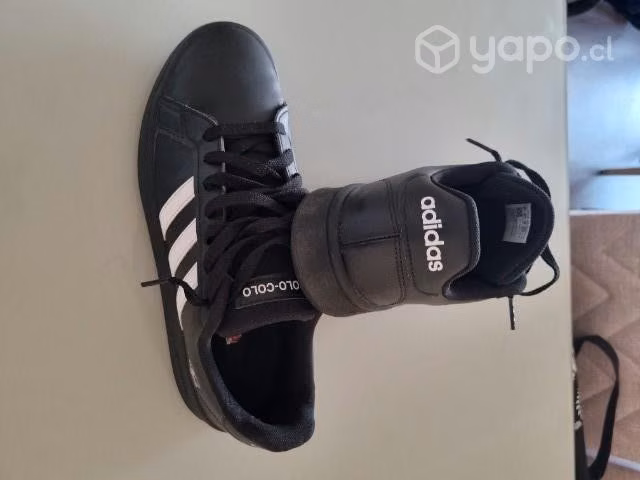Zapatos adidas Colo Colo. Color negro.