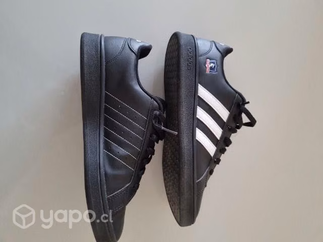 Zapatos adidas Colo Colo. Color negro.