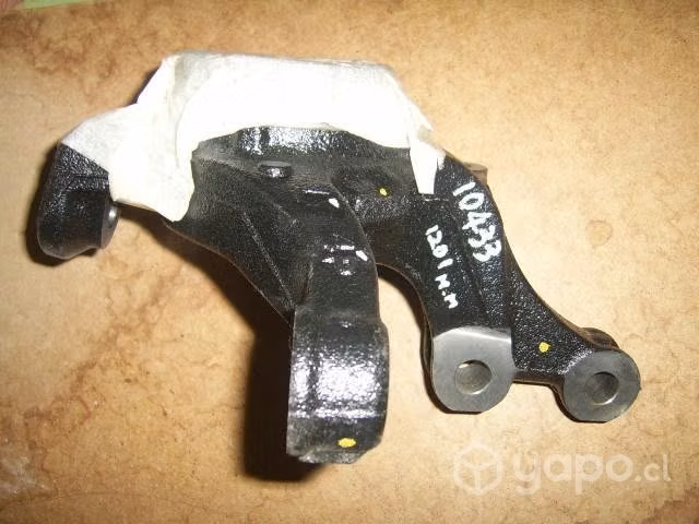 Muñón (nudillo) delantero izquierdo Toyota Yaris.-