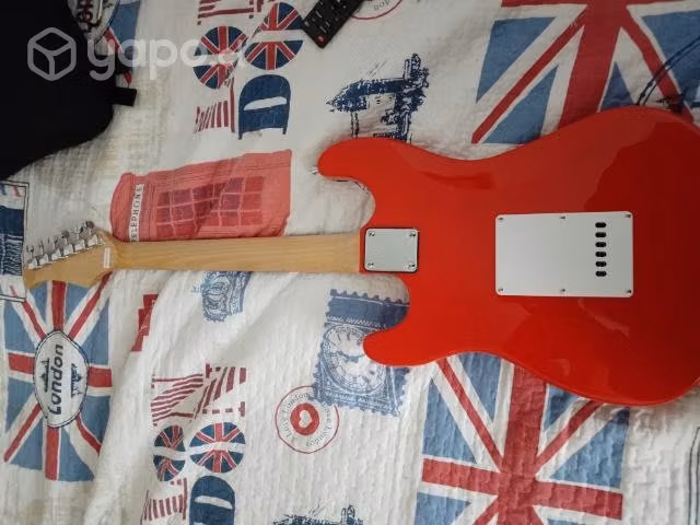 Guitarra electrica roja mas el amplificador