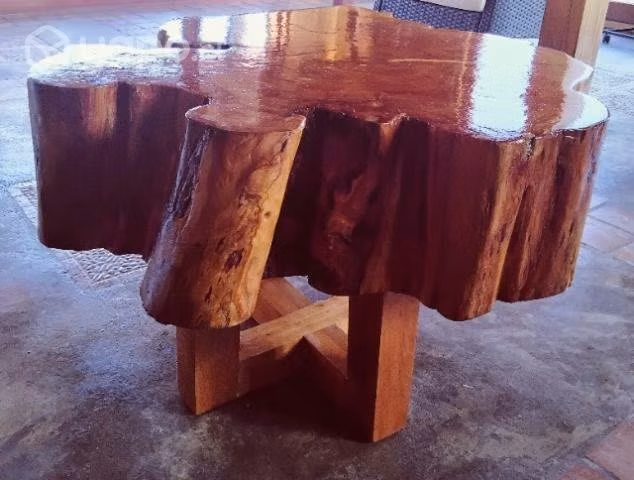 Mesa de cipres con patas de roble