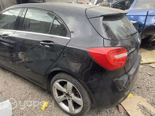Bandeja trasera Rh Mercedes Benz A200