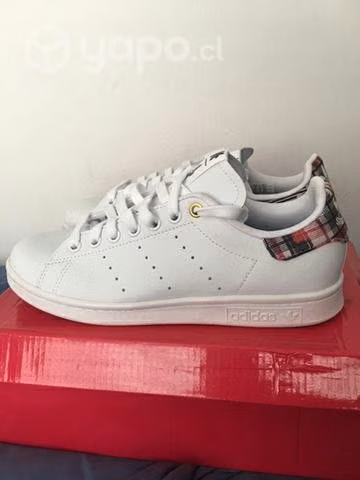 Zapatillas adidas con etiqueta