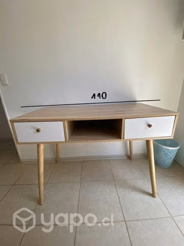 Escritorio de madera más silla
