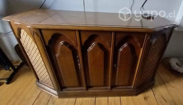 Radio antigua de madera con tocadiscos