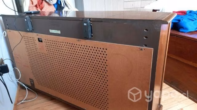 Radio antigua de madera con tocadiscos