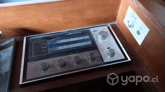 Radio antigua de madera con tocadiscos