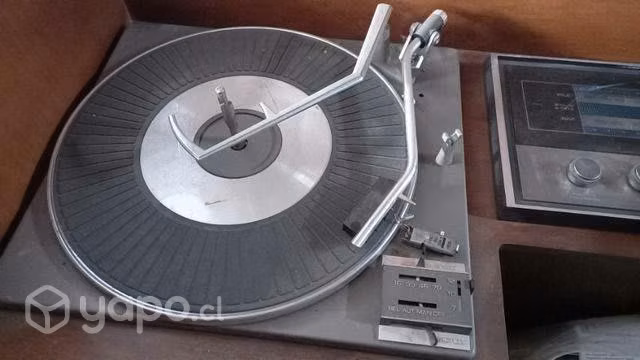 Radio antigua de madera con tocadiscos