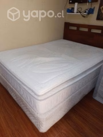 Cama base de dos plazas con colchón + 2 nocheros