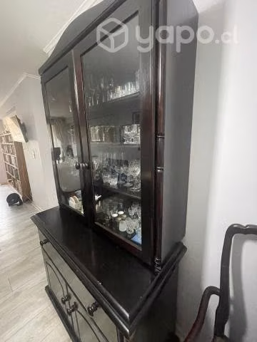 Hermosa vitrina de madera de cerezo, lacado