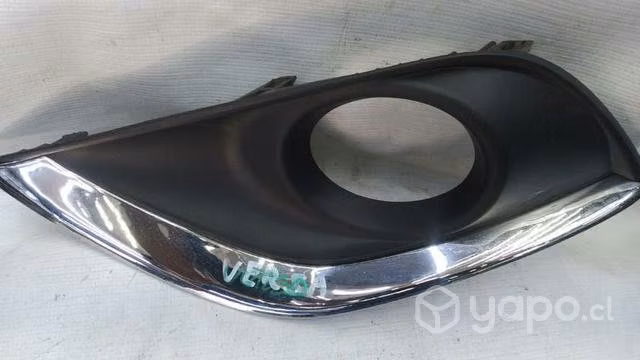 Moldura derecha Nissan Versa importadora