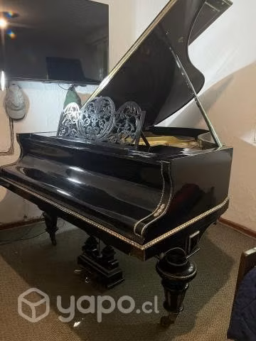 PIANO MARCA BLÚTHNER  1/2 COLA.